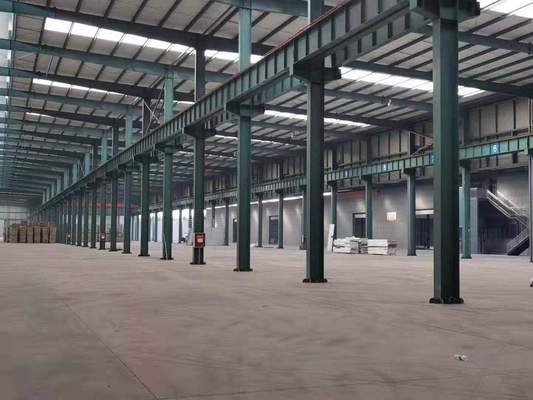 Các tòa nhà kho thép được thiết kế hiệu quả được chế tạo sẵn với cửa sổ hợp kim nhôm