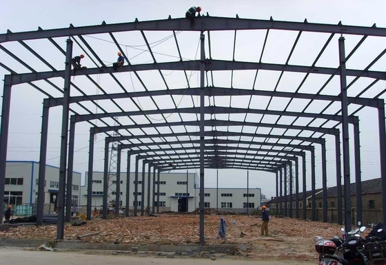 Nhà kho tiền chế bằng thép với mái và tường bằng đá len