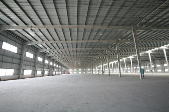 Khả năng chống động đất kho thép Prefab tùy chỉnh logo và mái nhà dốc